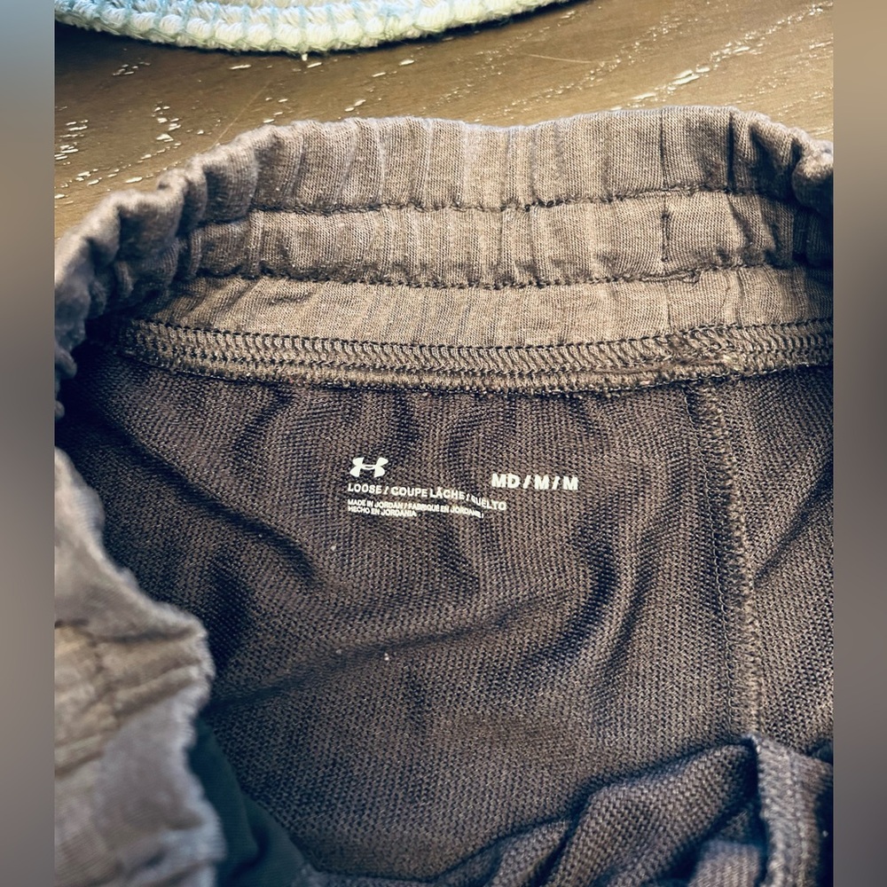Men’s Loose Fit Under Armour grey joggers.  Size Medium - Picture 3 of 6